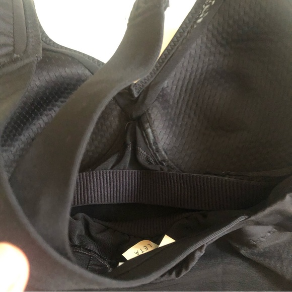 ❤️Athleta Be Bold Black Workout Tank Top Criss Cross Mesh Back Pocket XS - Picture 7 of 7